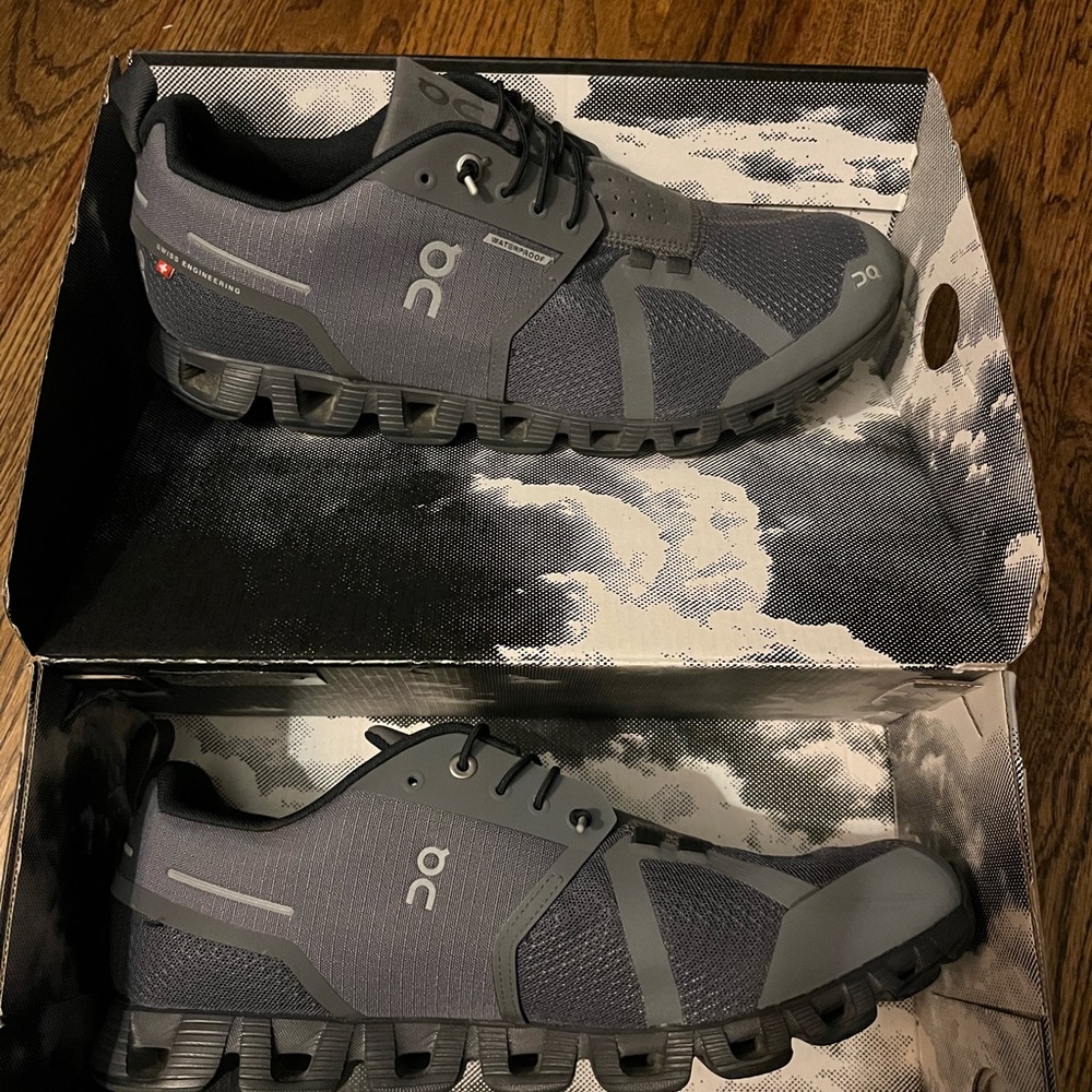 Men’s On Cloud shoes size 10